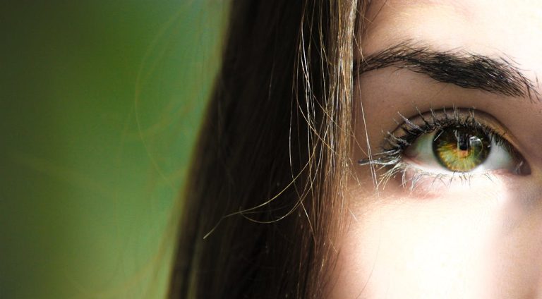how to tell if contact lens is still in eye